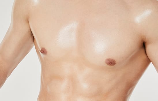 남성적 가슴 윤곽이 살아납니다